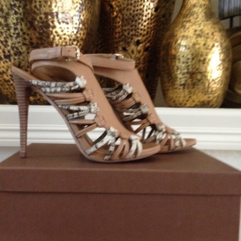 ✨Moving Sale!✨ NIB Coach Tan Sandals Size 7